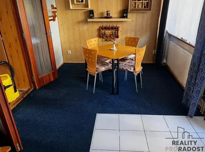 Esszimmer; holzboden, fliesenboden, tageslicht