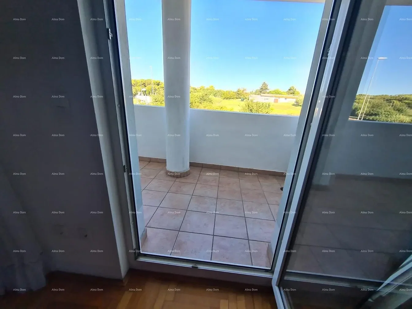 Balcon; vue, carrelage, lumière naturelle