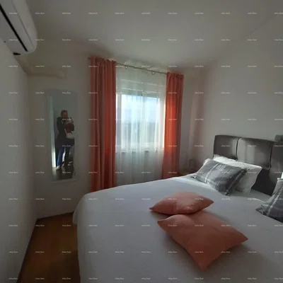 Dormitorio; suelo de madera, luz natural