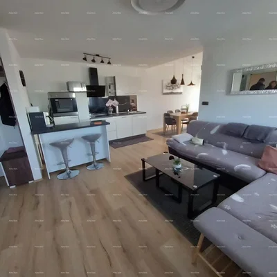 Salón; electrodomésticos, suelo de madera, luz natural