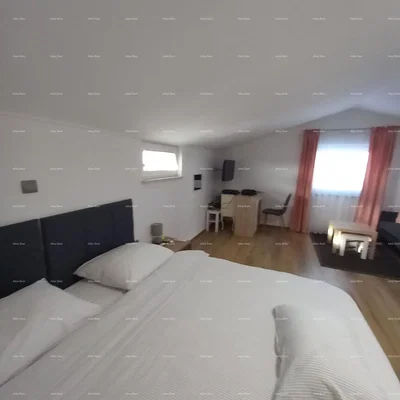 Dormitorio; luz natural, suelo de madera