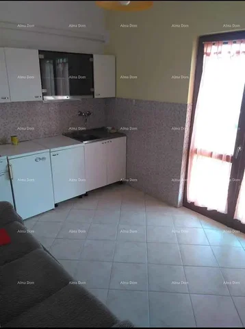 Cocina; suelo de baldosas, electrodomésticos