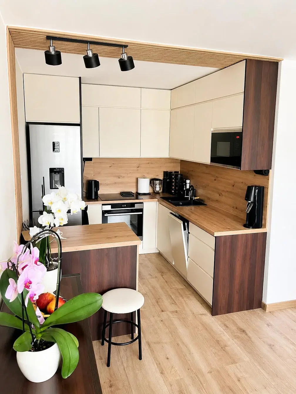 Cuisine; électroménager, parquet, rénové, lumière naturelle, style moderne