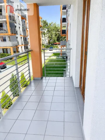 Balcon; carrelage, lumière naturelle, vue