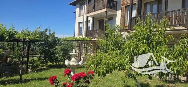Maison et environs; lumière naturelle, vue
