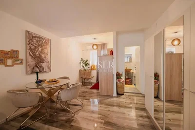 Salon; parquet, lumière naturelle, style moderne