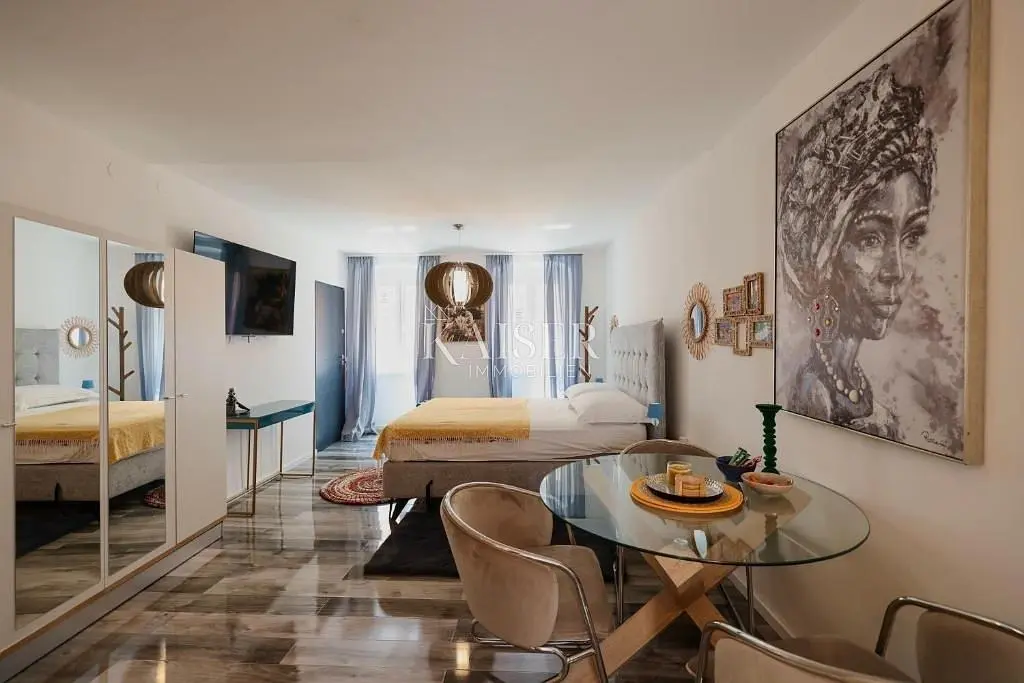 Chambre; carrelage, lumière naturelle, style moderne