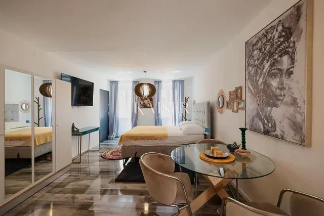 Chambre; carrelage, lumière naturelle, style moderne
