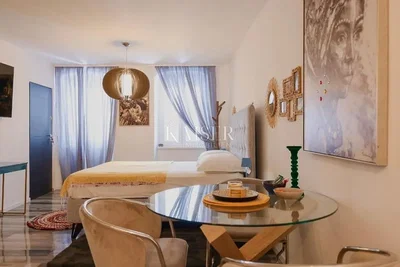 Chambre; style moderne, parquet, lumière naturelle