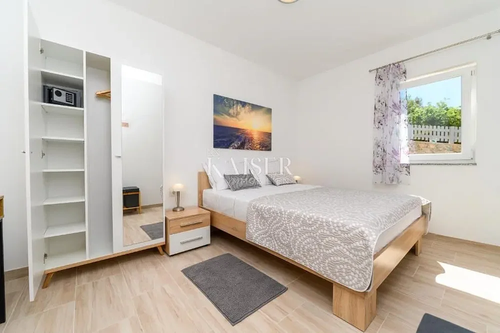 Quarto; luz natural, chão de madeira