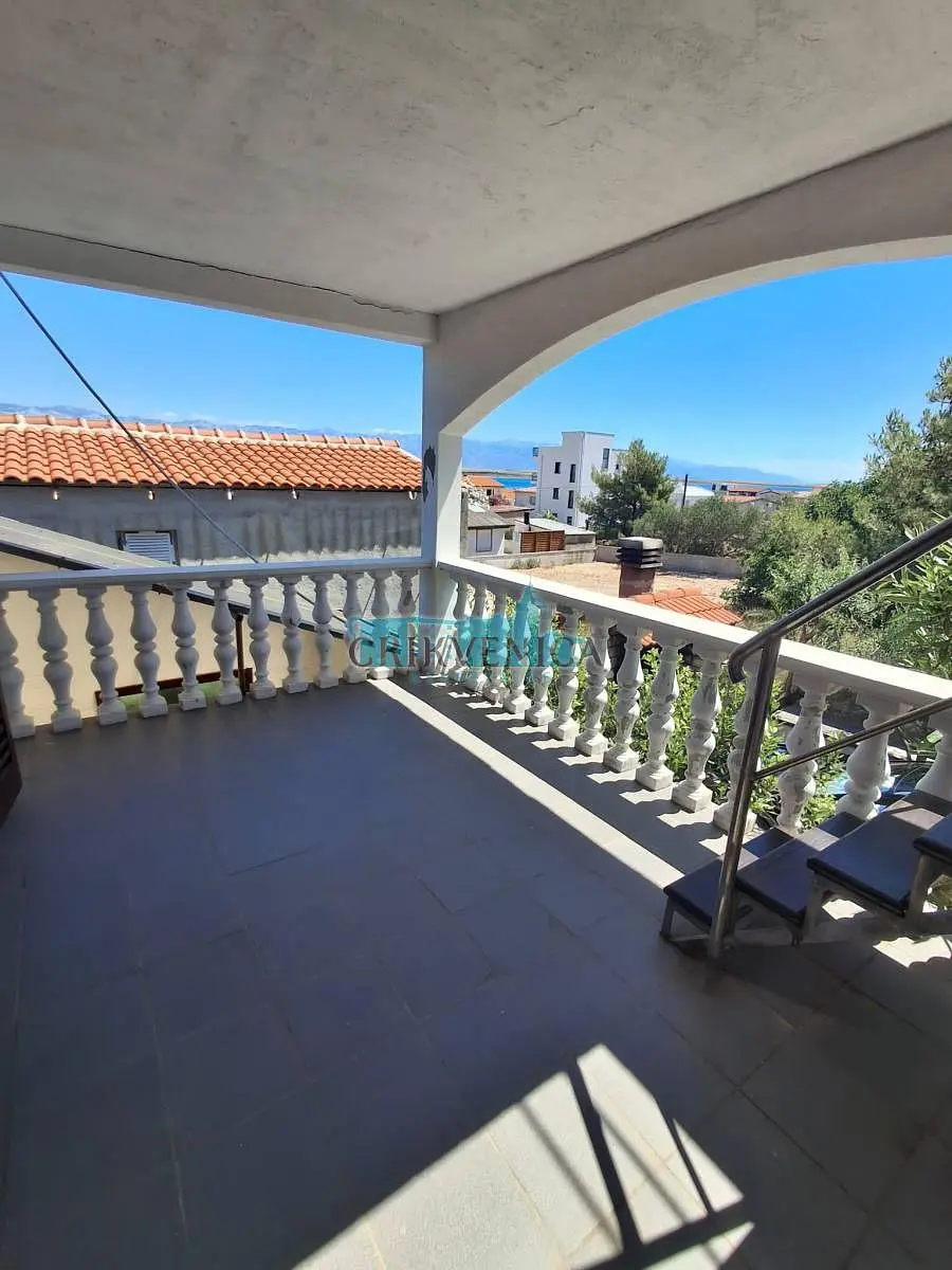 Balkon; podłoga z płytek, widok, światło dzienne