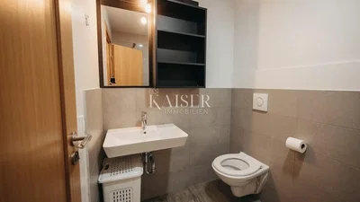 Toilettes; carrelage, lumière naturelle