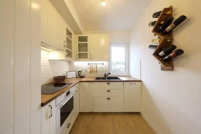Cuisine; électroménager, parquet, lumière naturelle