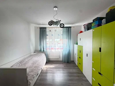 Schlafzimmer; holzboden, tageslicht