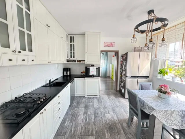 Cuisine; électroménager, carrelage, lumière naturelle, style moderne