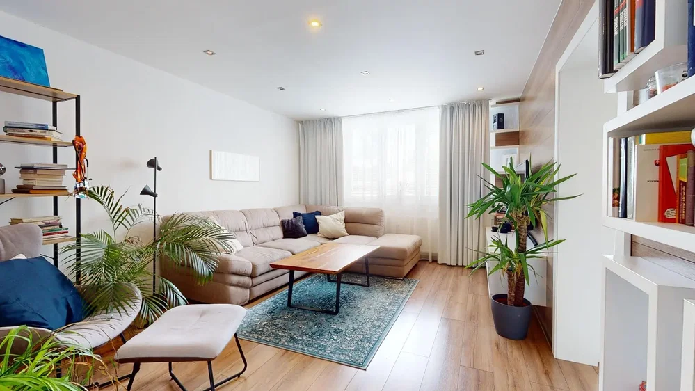 Obývací pokoj; přirozené světlo, dřevěná podlaha, moderní styl