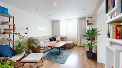 Obývací pokoj; přirozené světlo, dřevěná podlaha, moderní styl