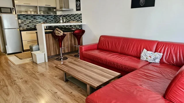 Salon; parquet, lumière naturelle, style moderne