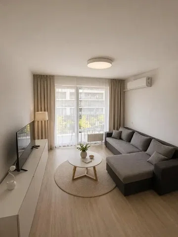 Wohnzimmer; tageslicht, moderner stil, holzboden