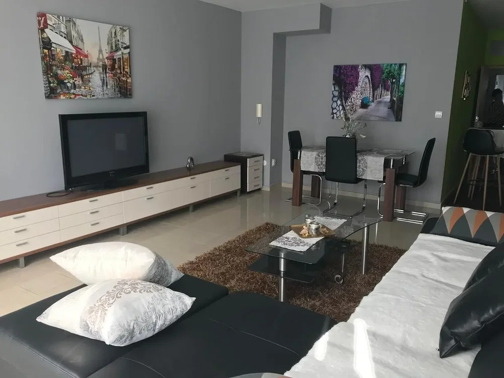 Wohnzimmer; fliesenboden, tageslicht, moderner stil