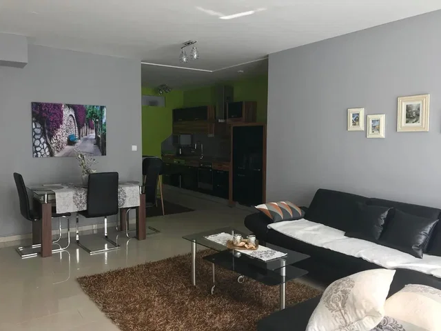 Wohnzimmer; fliesenboden, tageslicht