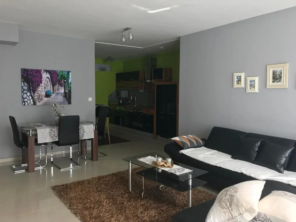 Wohnzimmer; fliesenboden, tageslicht