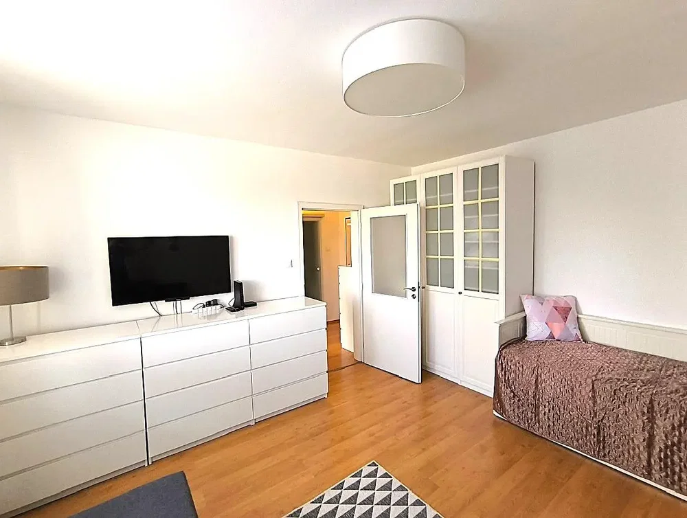 Schlafzimmer; holzboden, tageslicht