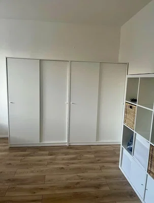 Schlafzimmer; holzboden, renoviert, tageslicht