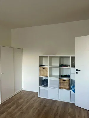 Kinderzimmer; holzboden, tageslicht