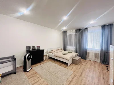 Schlafzimmer; holzboden, tageslicht
