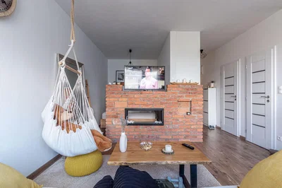 Wohnzimmer; kamin, holzboden, tageslicht