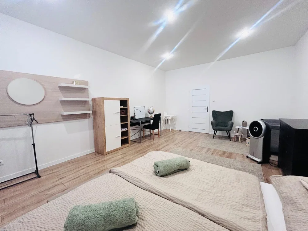 Quarto; chão de madeira, luz natural
