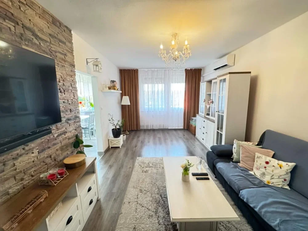 Wohnzimmer; holzboden, tageslicht, moderner stil