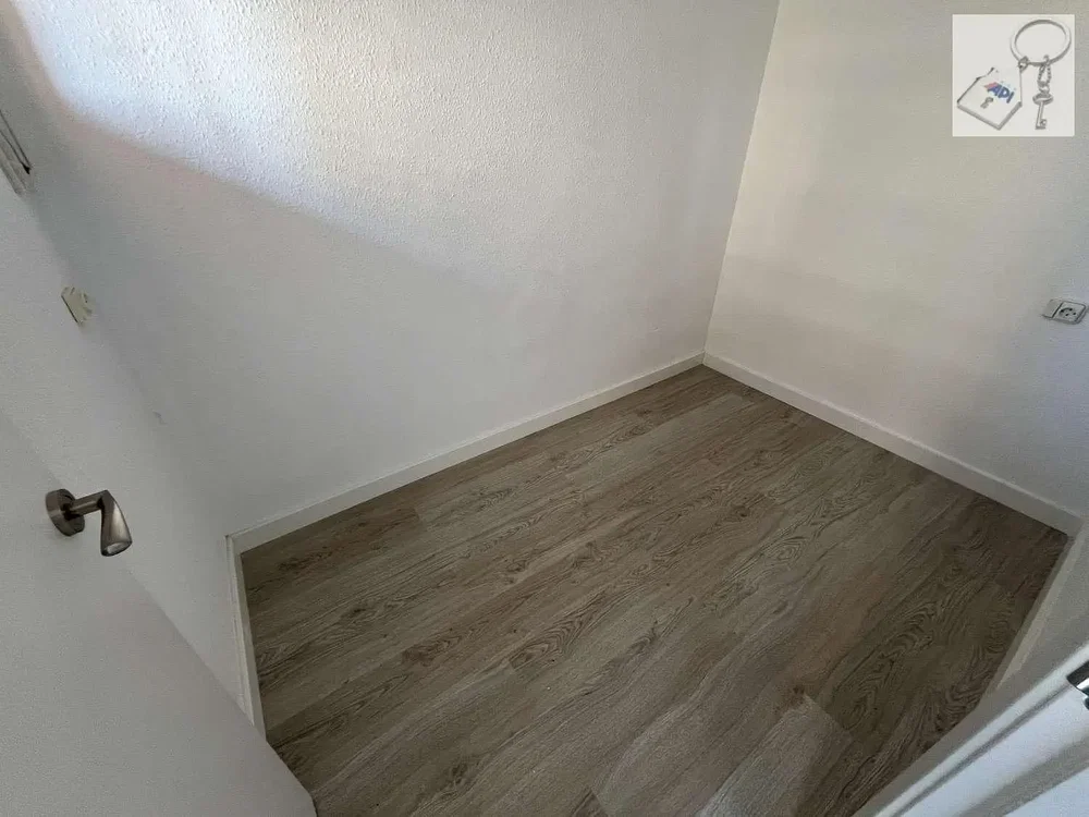Vestiaire; parquet, lumière naturelle