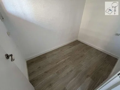 Vestiaire; parquet, lumière naturelle