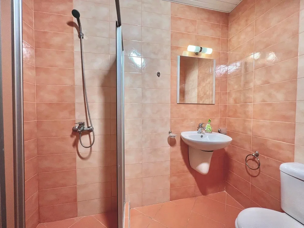 Badezimmer; fliesenboden, tageslicht