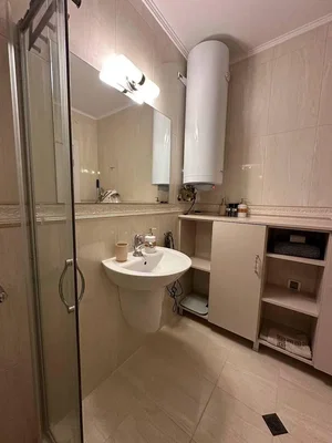Salle de bain; carrelage, rénové, lumière naturelle