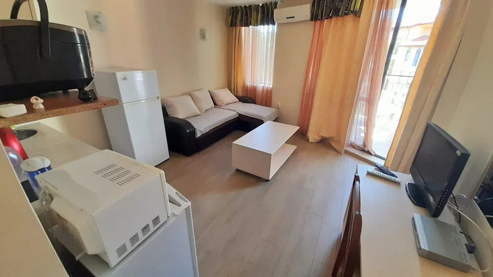 Σαλόνι; συσκευές κουζίνας, φυσικό φως, μοντέρνο στυλ