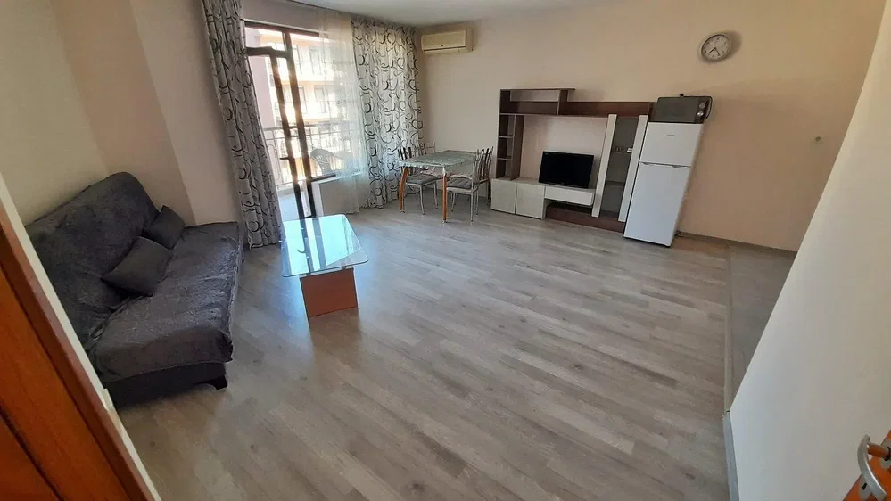 Salon; lumière naturelle, parquet, carrelage
