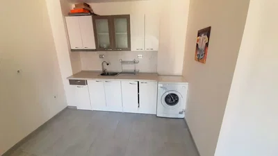 Cuisine; carrelage, électroménager, lumière naturelle