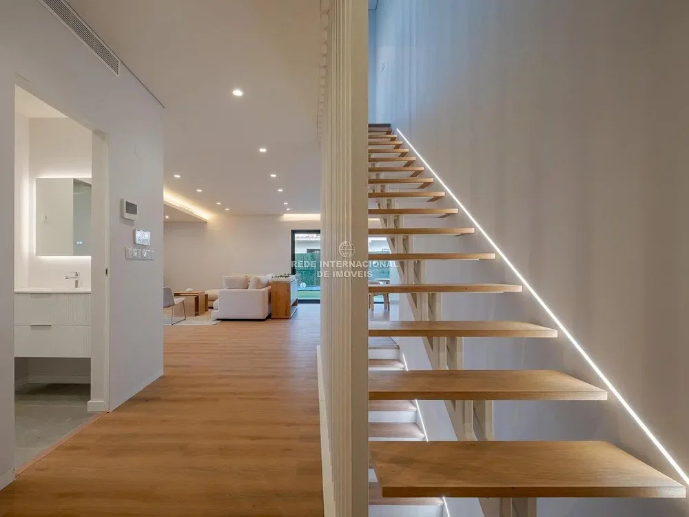 Wohnzimmer; tageslicht, holzboden, renoviert