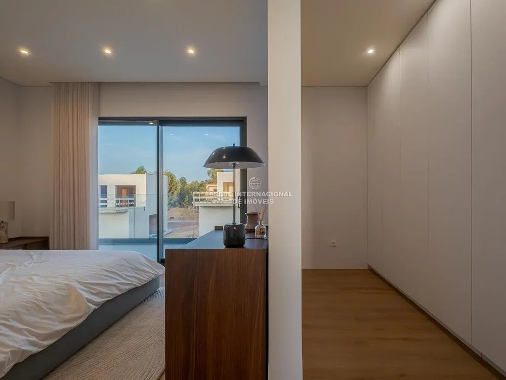 Quarto; luz natural, chão de madeira