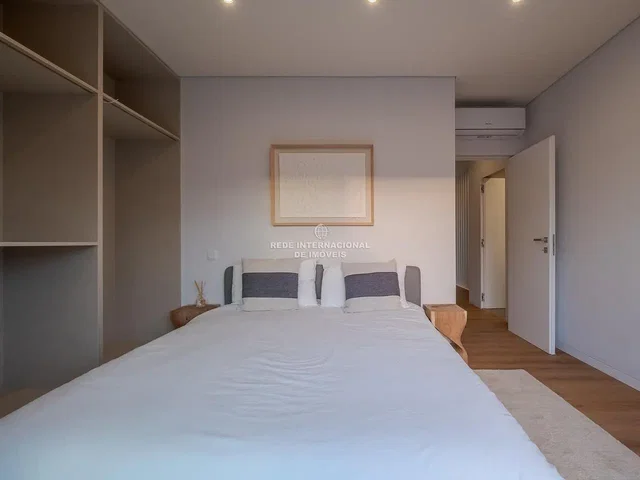 Quarto; chão de madeira, luz natural, estilo moderno