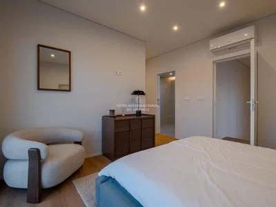 Dormitorio; luz natural, suelo de madera, renovado, estilo moderno