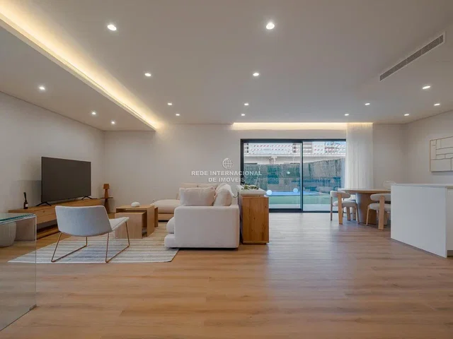 Salon; parquet, lumière naturelle, style moderne