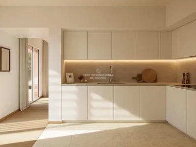 Keuken; keukenapparatuur, natuurlijk licht, moderne stijl, tegelvloer, gerenoveerd