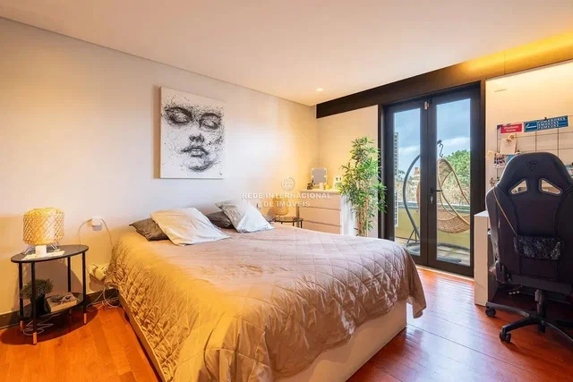 Schlafzimmer; holzboden, tageslicht