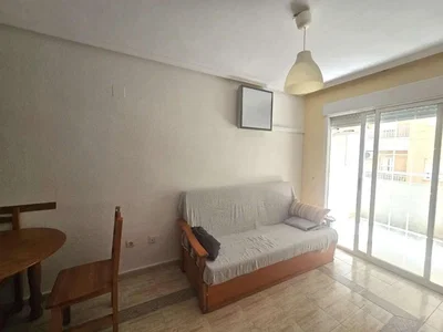 Salon; carrelage, lumière naturelle, vue