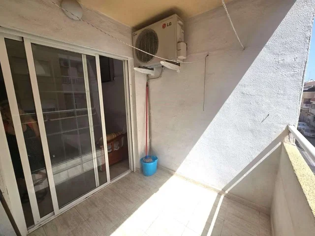 Balkon; podłoga z płytek, światło dzienne