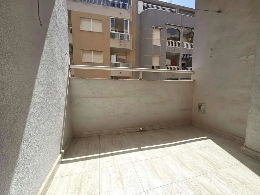 Balcon; carrelage, lumière naturelle